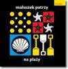Maluszek patrzy Na plaży