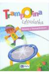 Trampolina czterolatka zabawy z trampolinkiem