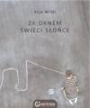 Za oknem świeci słońce